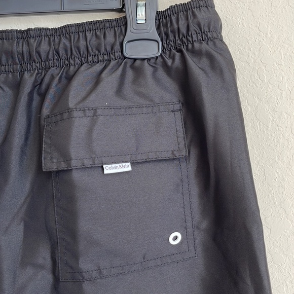 Calvin Klein Short. Size: Large - Picture 3 of 9